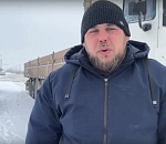 Астраханцы вручную вытолкали фуру, застрявшую при подъеме на обледенелый мост