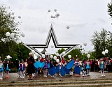 На правобережье Астрахани возложили венки к мемориальному комплексу и  провели «Георгиевский парад»