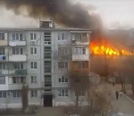 В Астрахани напротив пятиэтажек полыхает камыш