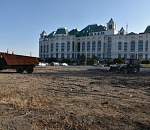 На пепелище возле Астраханской оперы трамбуют мега-парковку на 8000 квадратов