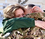 В Знаменске раненый боец СВО из Саратовской области обручился с приехавшей к нему в госпиталь невестой