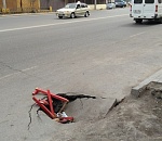 В Астрахани дыра в асфальте, оставшаяся без внимания, начала «поглощать» окружающие предметы