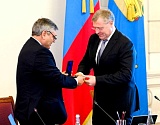 Астраханский губернатор Игорь Бабушкин удостоен нагрудного знака МИД России