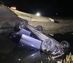 Под Астраханью «Шевроле» опрокинулся с моста в ерик. Две девушки пострадали