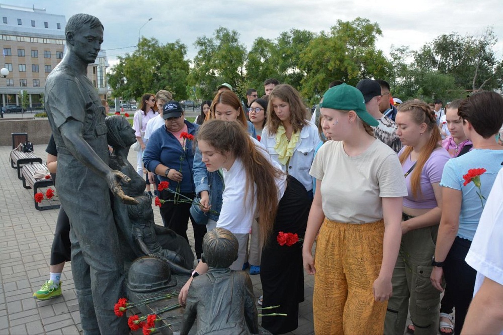 В память о погибших детях Беслана астраханцы возложили цветы к скульптуре «Семья»