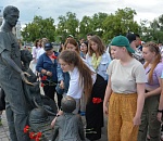 В память о погибших детях Беслана астраханцы возложили цветы к скульптуре «Семья»