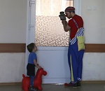 В астраханской детской больнице детей лечат клоуны