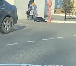 У входа в астраханский кремль молился абсолютно голый парень