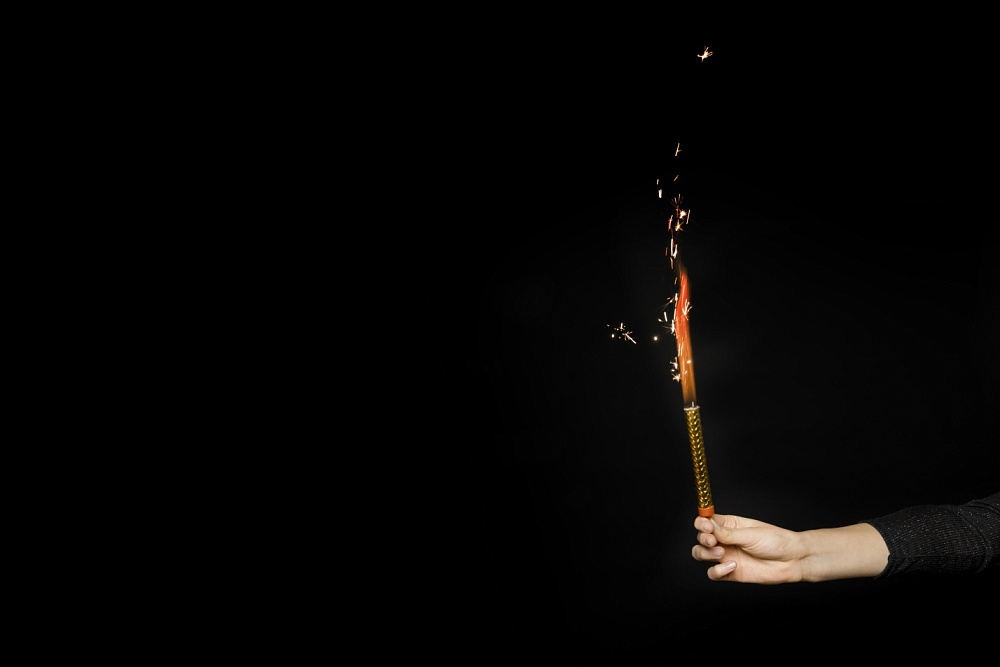 Студентка астраханского вуза устроила фейерверк-шоу возле отделения банка по просьбе мошенников