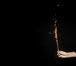 Студентка астраханского вуза устроила фейерверк-шоу возле отделения банка по просьбе мошенников