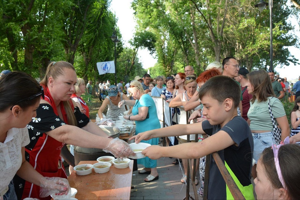 Более трёх тысяч астраханцев приняли участие в праздновании Дня рыбака