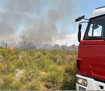 Пошла жара: в астраханских Тинаках полыхают заброшки и сухостой 