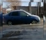 На одной из улиц Астрахани машина намертво примерзла к земле: видео