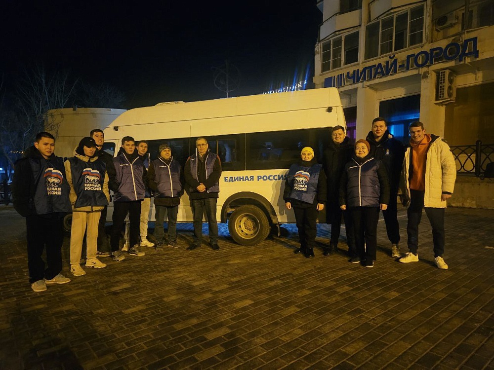  Десять астраханцев отправились очищать черноморский берег от мазута 