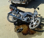 В Астраханской области столкнулись легковушка и скутер: пострадало два человека