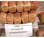 Местные жители накинулись на астраханца, который бесплатно раздает продукты