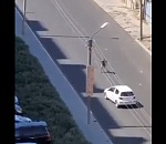 Неадекватный астраханец в одних трусах бросался под колеса автомобилей: видео