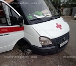 В Астрахани скорая помощь провалилась в открытый люк