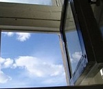 Астраханка, выпавшая из окна своей квартиры, сломала позвоночник 