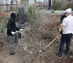 Осужденные к принудительным работам убрались на Старом кладбище в Астрахани