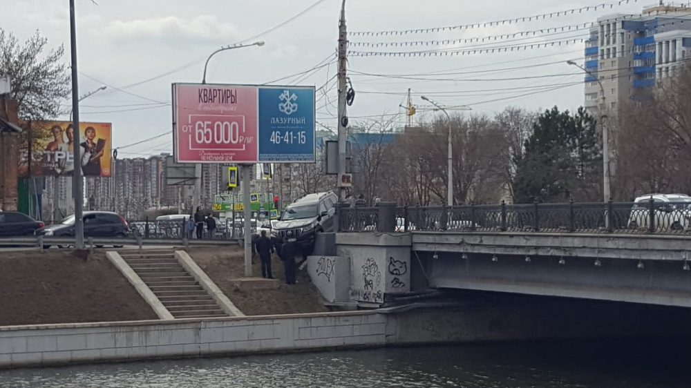 В Астрахани Тойота повисла на Таможенном мосту