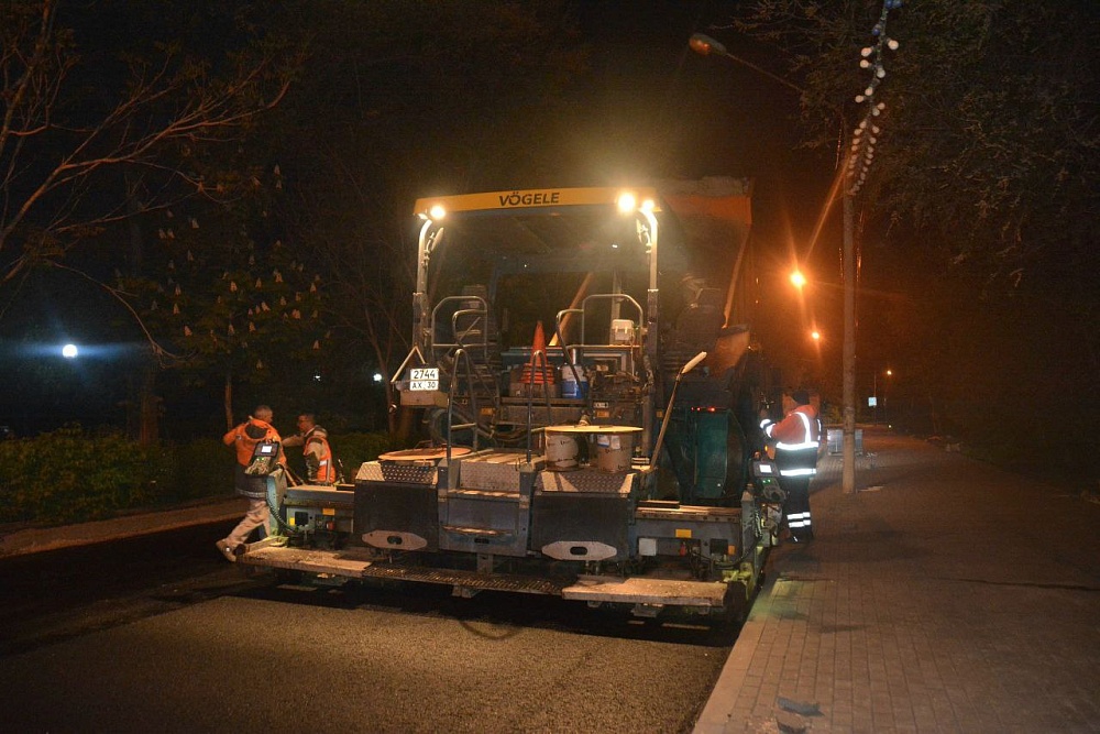 В преддверии 9 мая заасфальтировали астраханский Бульвар Победы 