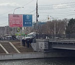 В Астрахани Тойота повисла на Таможенном мосту