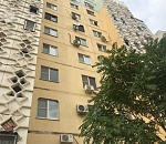 В Астрахани девочка выпала из окна 7 этажа, играя с собакой