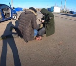 На границе с Казахстаном в Астраханской области ФСБ задержала мужчину, планировавшего воевать за Украину: оперативное видео
