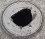 Астраханцев предупреждают о пробитом и опасном люке 