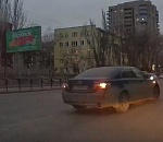В Астрахани на видео запечатлели очередь машин, серьезно нарушивших ПДД