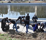 В Астрахани представители духовенства убирали мусор