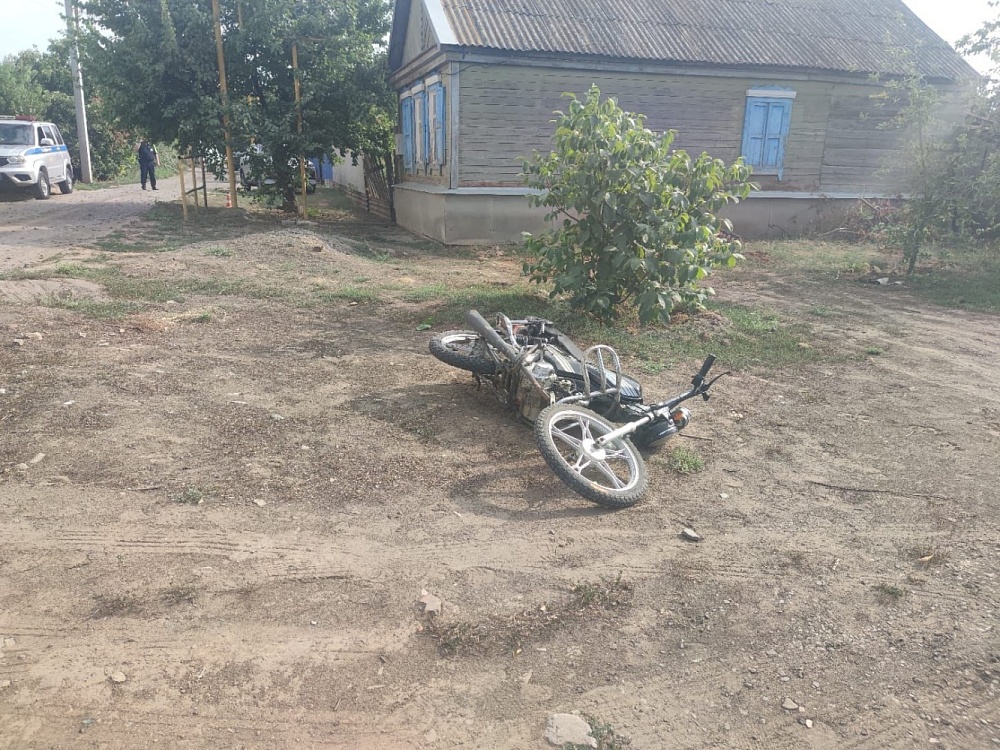 Двух подростков увезли в реанимацию после ДТП с мопедом в Астраханской области