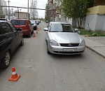 В Астрахани во дворе дома 7-летний мальчик попал под машину