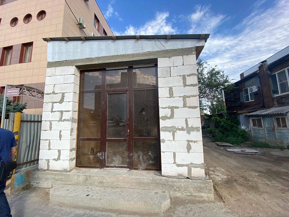 В Астрахани суд постановил снести самовольную постройку на территории памятника архитектуры