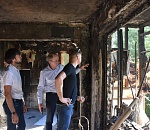 Игорь Седов вместе с жильцами осмотрел поврежденные во время взрыва и пожара квартиры