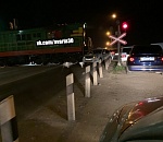 Как он это сделал? Астраханцы ломают головы над ночным столкновением такси и... тепловоза