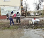 Ловим рыбу в мутной воде: астраханки устроили забавный флешмоб