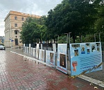 В центре Астрахани на улице Кирова сдуло щиты с портретами