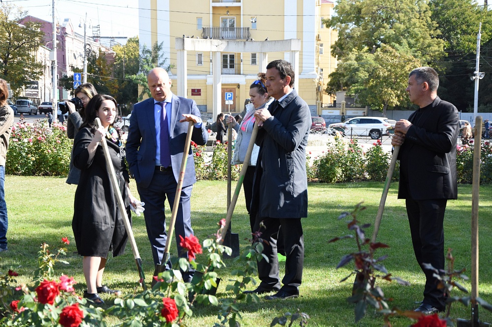 Алена Губанова и Олег Полумордвинов высадили розы на площади Ленина