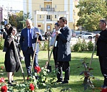 Алена Губанова и Олег Полумордвинов высадили розы на площади Ленина