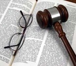 Пьяная астраханка избила полицейского, оторвав нашивку с формы