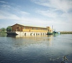 В Камызякском районе приставы отобрали у хозяев плавучую гостиницу