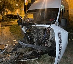 В Астрахани маршрутка №64 въехала в жилой дом. Водитель погиб