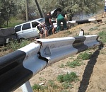 Вместо того, чтобы защитить, отбойник пронзил машину насквозь