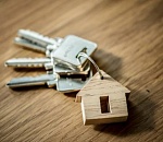 Астраханский пенсионер с трудом переехал из аварийного дома