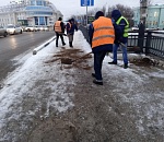 В Астрахани около 300 человек посыпают тротуары и улицы пескосоляной смесью