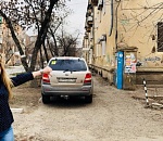 Начинающие астраханские водители снова демонстрируют навыки божественной парковки