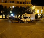 В центре Астрахани столкнулись грузовик и легковушка: двое в больнице