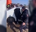 В Астрахани полицейским пришлось гнаться за таксистом с оружием: видео